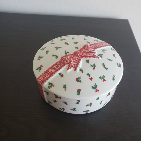 Himark Holidays Vintage Christmas Holly and Berry Trinket Box - Picture 1 of 8